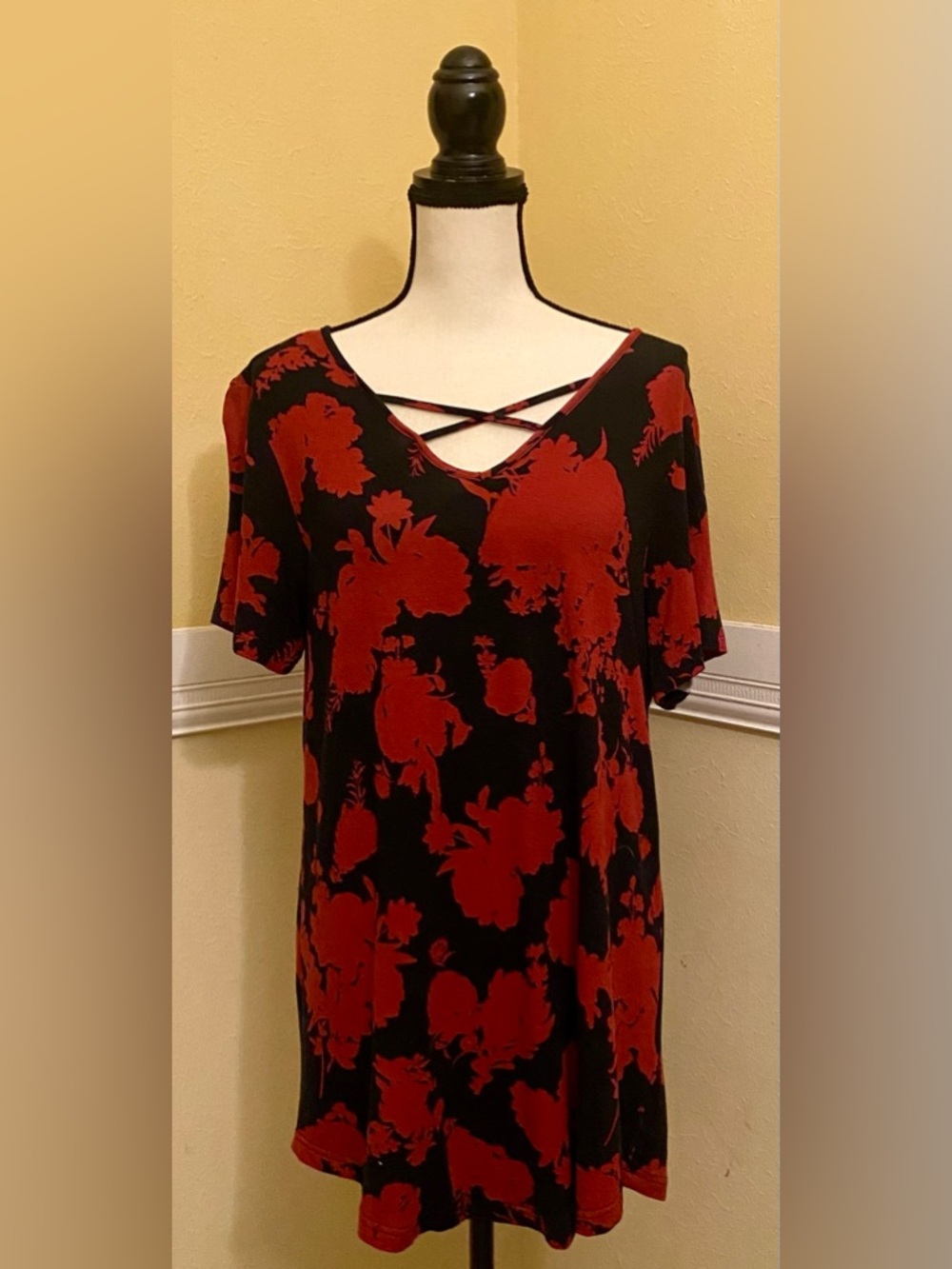 SYOSS Black & Red Floral Crisscross Neck Tunic; Size Large; EUC.